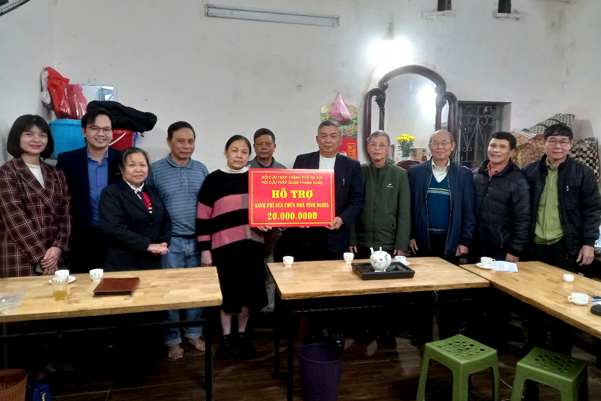 Ông Lê Hồng Thuỵ thay mặt Quận Hội “ bàn giao tượng trưng” nhà sửa chữa xong bằng tấm biển ghi số tiền hỗ trợ cho bà Trịnh Thị Hạnh Phương trước sự chứng kiến của đại diện UBMTTQ Việt Nam, Ban Dân vận Quận uỷ quận Thanh Xuân và đại diện các tổ chức, đoàn thể phường Nhân Chính