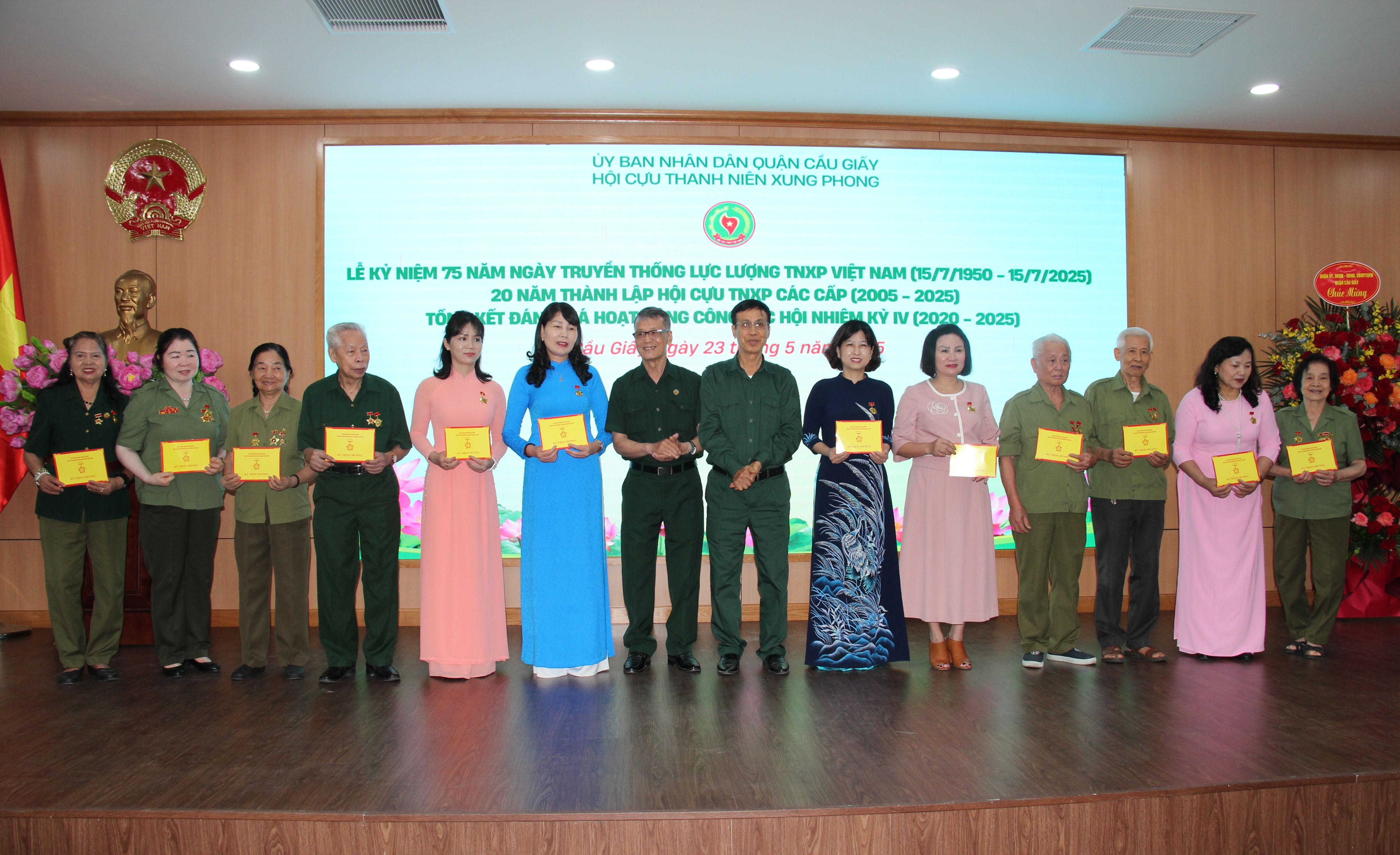 HỘI CỰU TNXP QUẬN CẦU GIẤY TỔ CHỨC LỄ KỶ NIỆM 75 NĂM NGÀY TRUYỀN THỐNG TNXP VIỆT NAM, 20 NĂM THÀNH LẬP HỘI CỰU TNXP THÀNH PHỐ, QUẬN VÀ TỔNG KẾT NHIỆM KỲ IV (2020 - 2025)