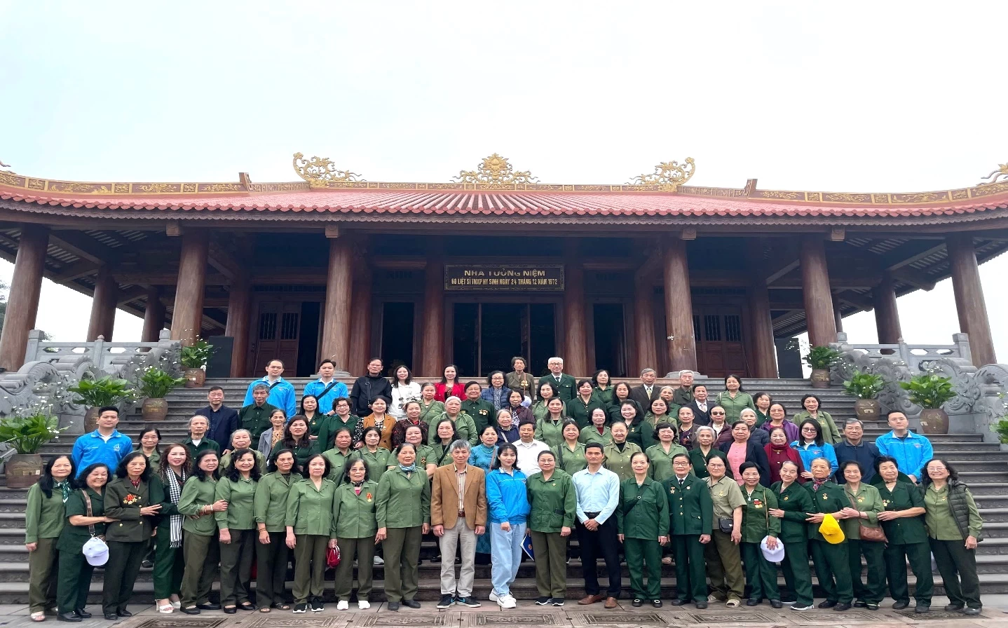 MỘT  CHUYẾN ĐI VỀ ĐỊA CHỈ ĐỎ